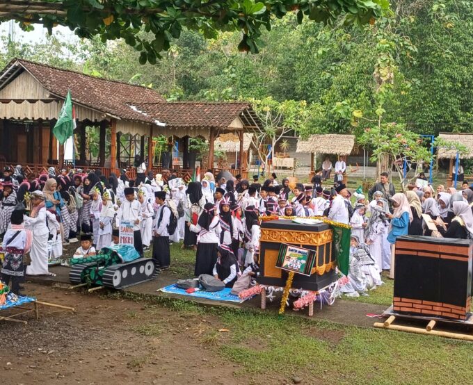 MIN 3 Bantul Gelar Pawai Meriah, Perlombaan, dan Parade Baca Puisi Peringati Hari Santri di Taman Jatilarangan