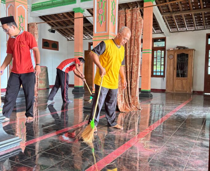 Guru dan Tenaga Kependidikan MIN 3 Bantul Gelar Kerja Bakti Bersihkan Masjid Mukhlisin