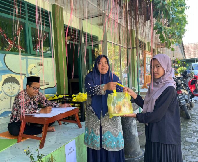 Wujud Pelayanan Prima, MIN 3 Bantul Tetap Laksanakan Pembagian Makan Bergizi Gratis di Masa Libur Semester