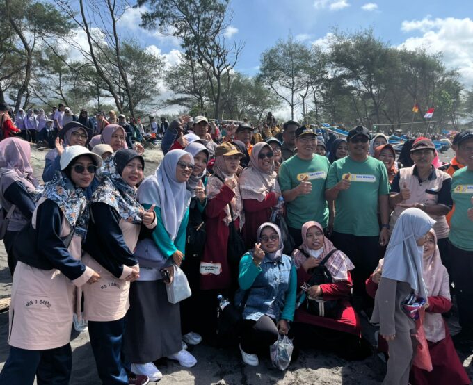 Guru dan Pegawai MIN 3 Bantul Turut Meriahkan Bakti Bersih Pantai dalam Rangka Hari Guru