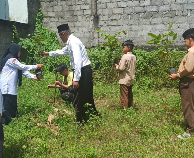 Pendidikan Karakter : MIN 3 Bantul Ikut Sukseskan Gerakan Menanam Sejuta Pohon Matoa Dalam Rangka Menyongsong Hari Bumi