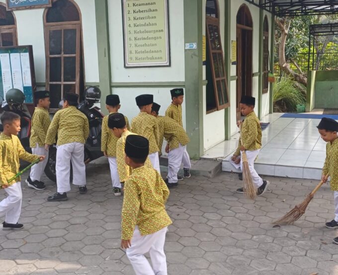 Kegembiraan Menyambut Kemerdekaan: Kerja Bakti dan Pembiasaan Hidup Bersih di MIN 3 Bantul Menyongsong HUT RI ke-80​