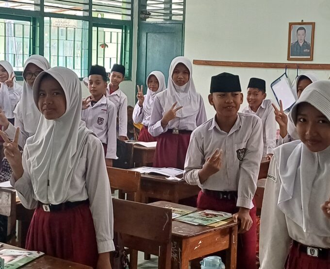 Gerimis Tak Surutkan Semangat, Siswa MIN 3 Bantul Antusias Sambut Hari Pertama Sekolah