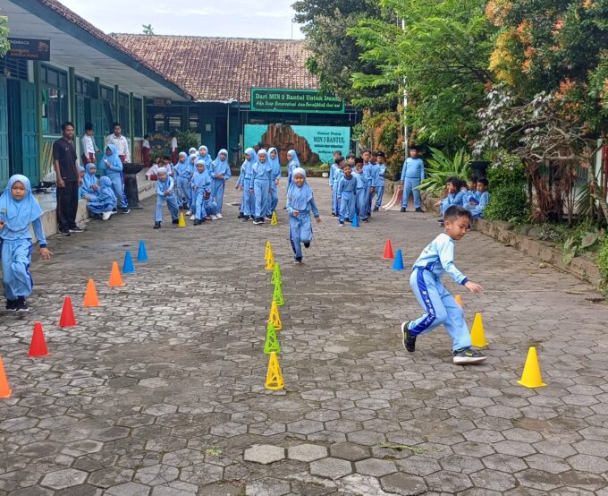 Latih Kerjasama dan Ketangkasan, Siswa MIN 3 Bantul Belajar Lewat Permainan Kerucut Warna-Warni