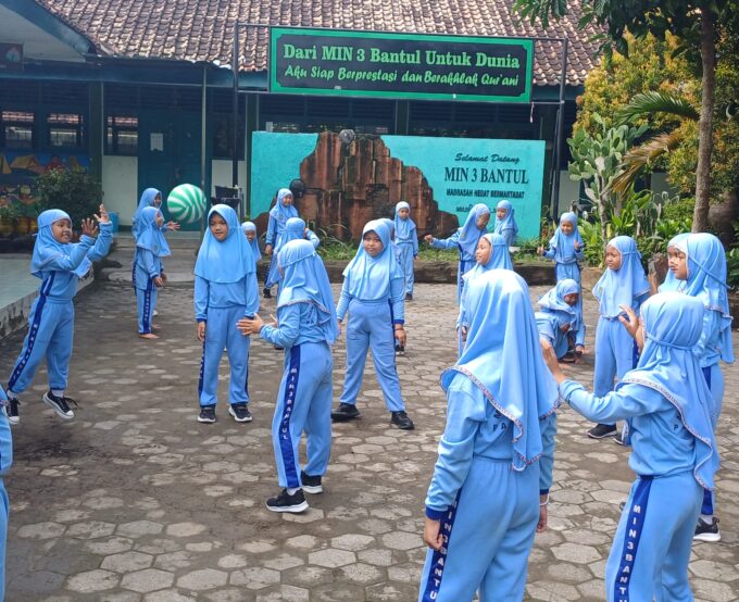 Asah Refleks Siswa, Guru PJOK MIN 3 Bantul Gunakan Modifikasi Permainan ‘Rebut Bola’