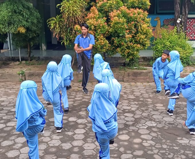 Jaga Keselamatan dan Persiapkan Fisik: Guru PJOK MIN 3 Bantul Budayakan Pemanasan Sebelum Praktik Olahraga