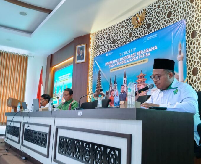 Guru PAI MIN 3 Bantul Pandu Acara Workshop Kurikulum Berbasis Cinta di Kemenag Bantul Sebagai Moderator