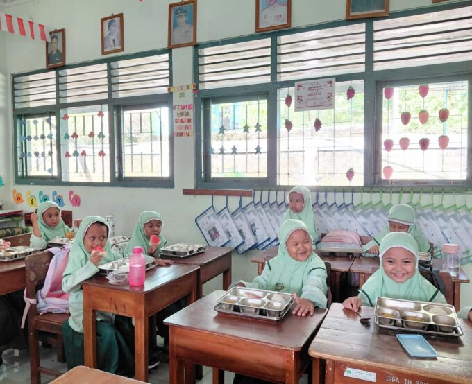 Siswa-Siswi MIN 3 Bantul Antusias Lahap Menu Makan Bergizi Gratis (MBG)