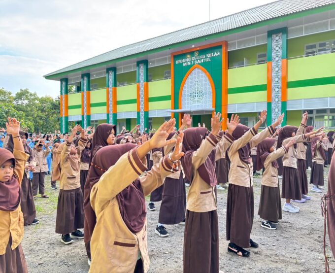 Jaga Kebugaran, Siswa dan Guru MIN 3 Bantul Rutin Gelar Senam Sehat Setiap Jumat Pagi
