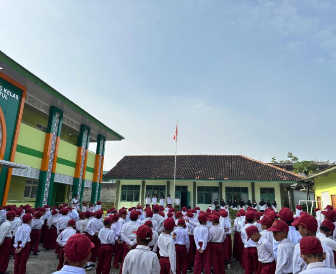 Tumbuhkan Rasa Memiliki, Hajar Utami Ajak Siswa Jaga Fasilitas Madrasah Bak Milik Sendiri