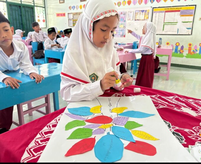 Melangkahkan Kaki di Semester Baru, Siswa Kelas 1 MIN 3 Bantul Tanam "Pohon Impian"