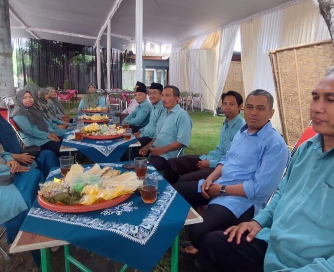 Mempererat Kekeluargaan dan Silaturahmi, Guru dan Pegawai MIN 3 Bantul Hadiri Undangan Pernikahan Putra Rekan Sejawat