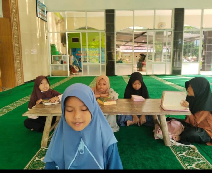 Dedikasi Sebagai Santri: Siswa Kelas Takhosus MIN 3 Bantul di Akhir Pekan Tetap Mengaji