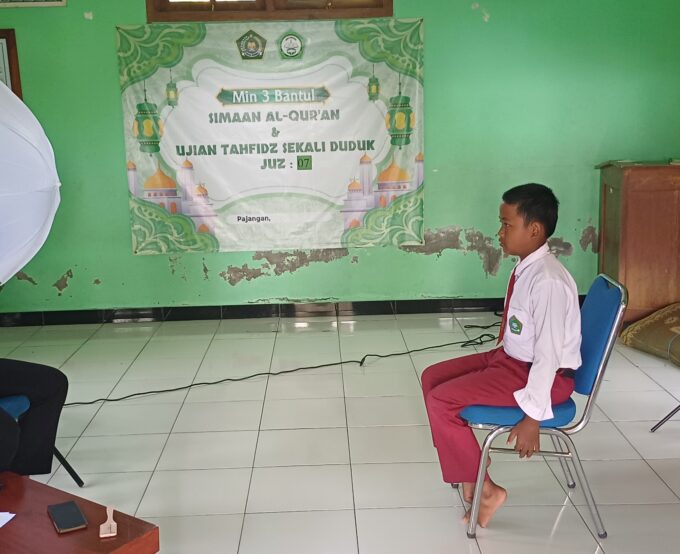 Siswa Kelas 6 MIN 3 Bantul Jalani Sesi Pemotretan Ijazah dengan Penuh Keceriaan