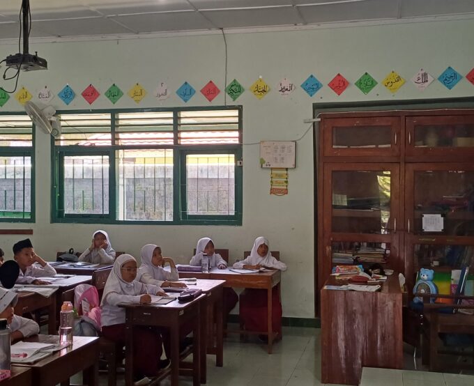 Sosok Sutinah: Buah Kedisiplinan Pramuka yang Kini Menempa Para Generasi Muda di MIN 3 Bantul