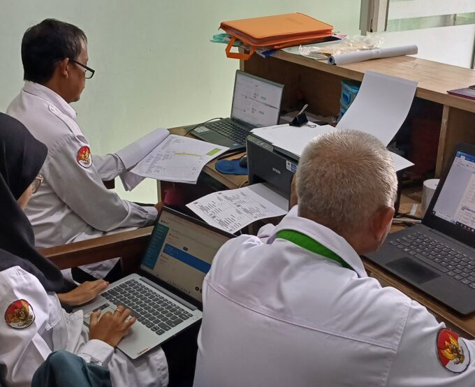 Tetap Produktif di Kala Puasa, Tendik MIN 3 Bantul Berjibaku Rampungkan Administrasi Madrasah