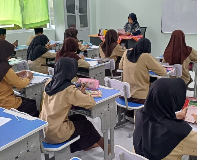 Antusiasme Siswa-Siswi Kelas 6 MIN 3 Bantul Manfaatkan Hp Untuk Media Try Out TKA Berbasis Aplikasi JMD