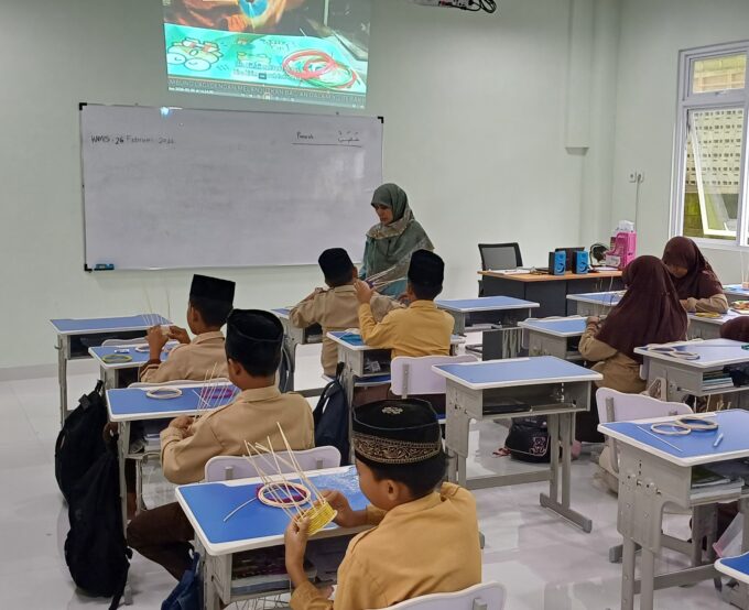 Warna-Warni Rotan di Tangan Kreatif Siswa Kelas 5 MIN 3 Bantul