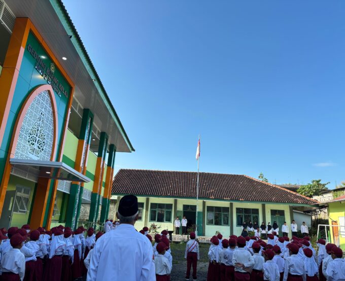 Mujiyati Kobarkan Semangat Belajar dan Disiplin Taati Aturan Saat Pimpin Upacara Bendera