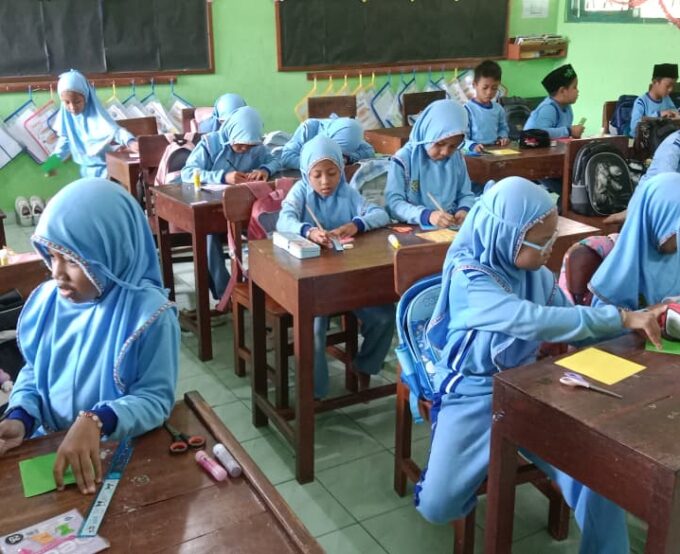 Inovasi Pembelajaran: Siswa Kelas 2 A MIN 3 Bantul Sulap Kertas Lipat Jadi Model Pecahan Matematika