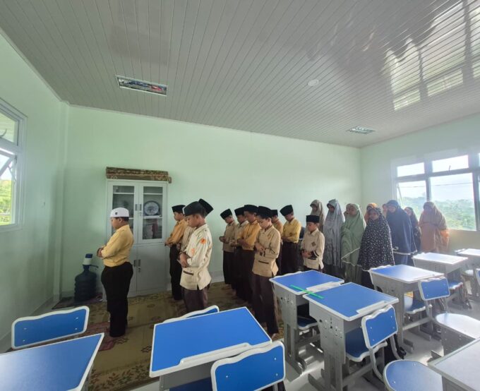 Latih Pembiasaan Ibadah Yaumiyah, Siswa Kelas 5 MIN 3 Bantul Bergiliran Jadi Imam Shalat