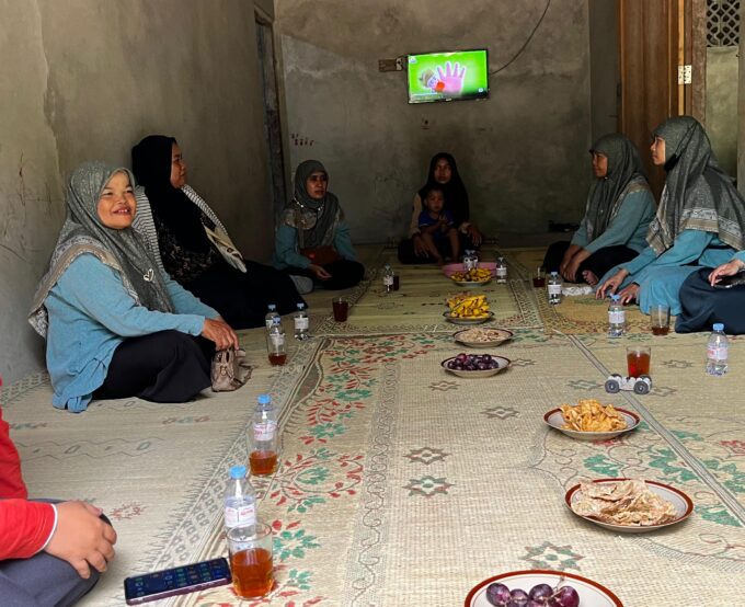 Wujud Kepedulian, Keluarga Besar MIN 3 Bantul Jenguk Ibu Winos yang Alami Musibah