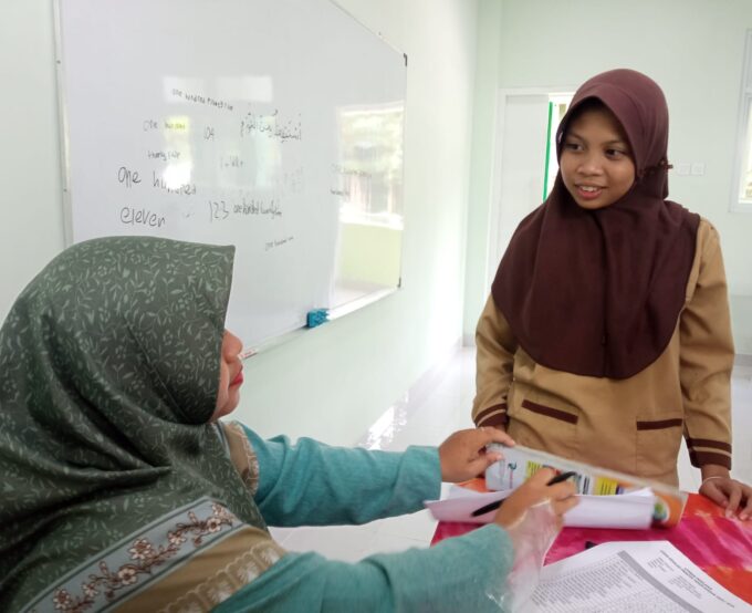 Siswa Kelas 6 MIN 3 Bantul Unjuk Kebolehan dalam Ujian Praktek Bahasa Inggris