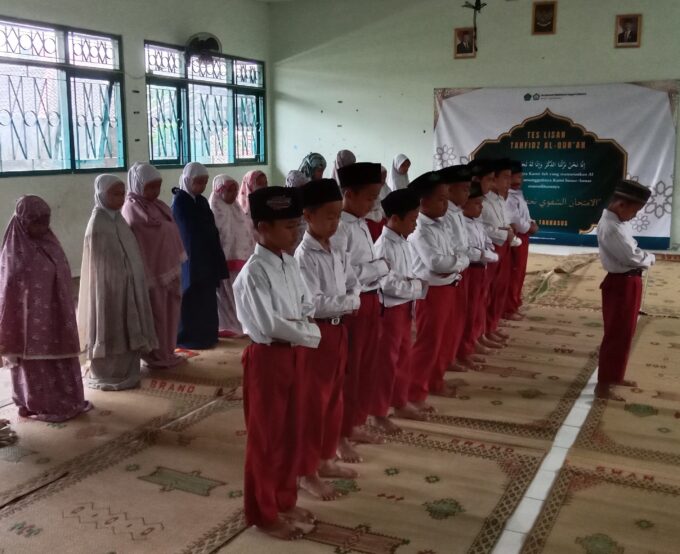 Latih Kesiapan Praktek Ibadah Siswa, Kelas 2 A MIN 3 Bantul Rutinkan Shalat Dhuha Selama Ramadhan Dengan Jadwal Imam dari Siswa