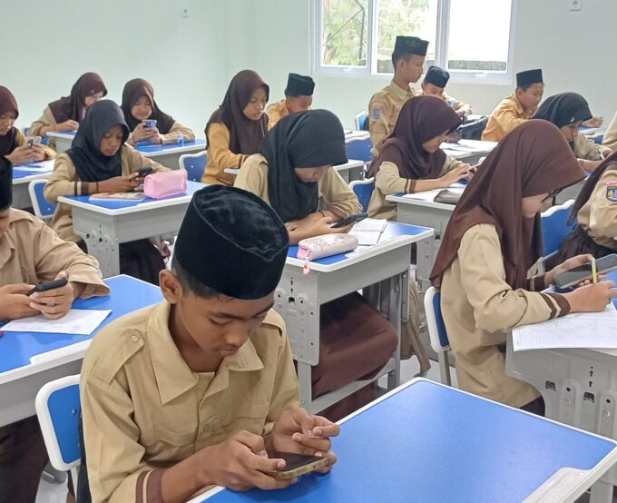Siswa MIN 3 Bantul Hadapi Try Out TKA Mapel IPA Berbasis Aplikasi JMD Lewat Ponsel