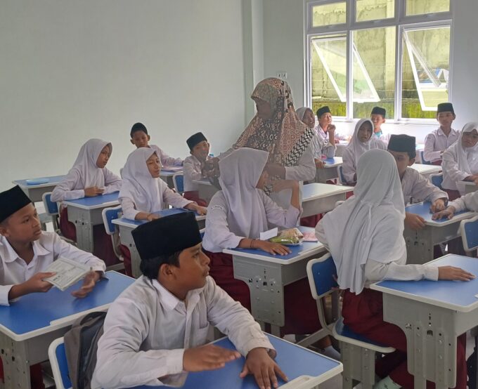 Pupuk Kedisiplinan, MIN 3 Bantul Gelar Pemeriksaan Rutin Kerapian Rambut