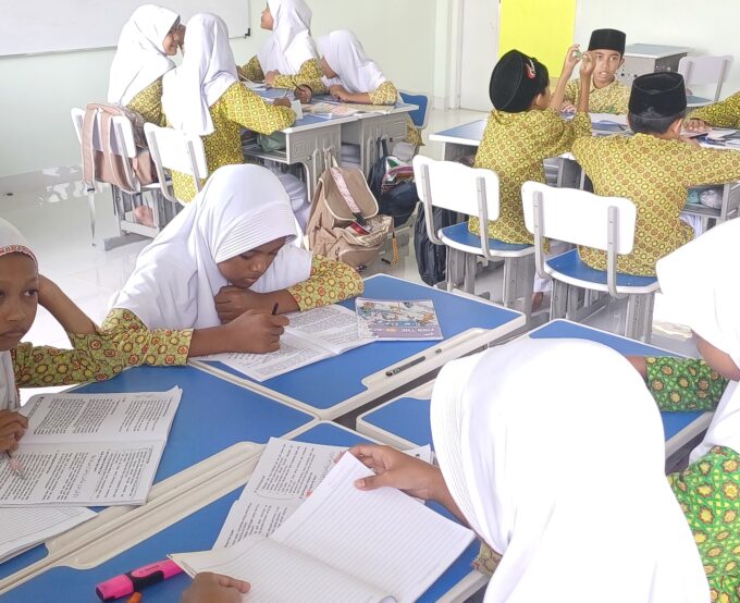 Integrasikan Numerasi dalam PAI, Siswa MIN 3 Bantul Analisis Sikap Tercela Lewat Tabel