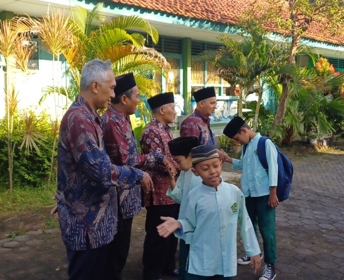 Sapa Ramah dan Motivasi: Tradisi Hangat Sambut Siswa di MIN 3 Bantul setiap Pagi