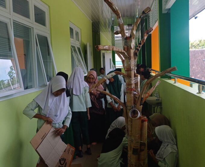 Wujudkan Semangat Kerjasama, Guru dan Siswa MIN 3 Bantul Kompak Kreasikan ‘Pohon Ramadhan’