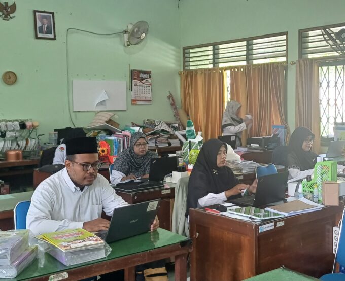 Optimalkan Jadwal WFO, Guru dan Tendik MIN 3 Bantul Fokus Rampungkan Administrasi serta E-Kinerja