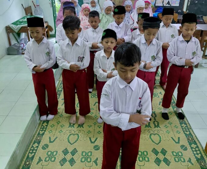 Tingkatkan Kualitas Ibadah Sejak Dini, Siswa Kelas 1 A MIN 3 Bantul Intensifkan Praktik Shalat Mandiri Terbimbing