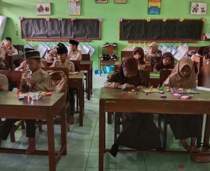 Implementasi Kurikulum Berbasis Cinta: Siswa Kelas 2 A MIN 3 Bantul Sulap Plastisin Jadi Replika Masjid