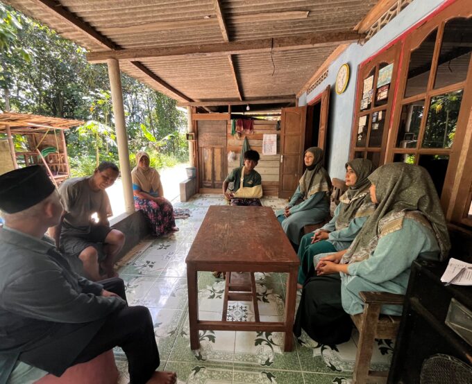 Pupuk Rasa Peduli dan Empati: Guru dan Karyawan MIN 3 Bantul Jenguk Siswa yang Alami Patah Tulang