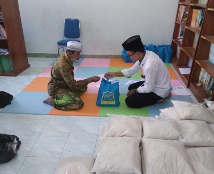 Wujudkan Kepedulian, MIN 3 Bantul Tasarufkan Zakat Siswa dan Guru kepada Mustahik