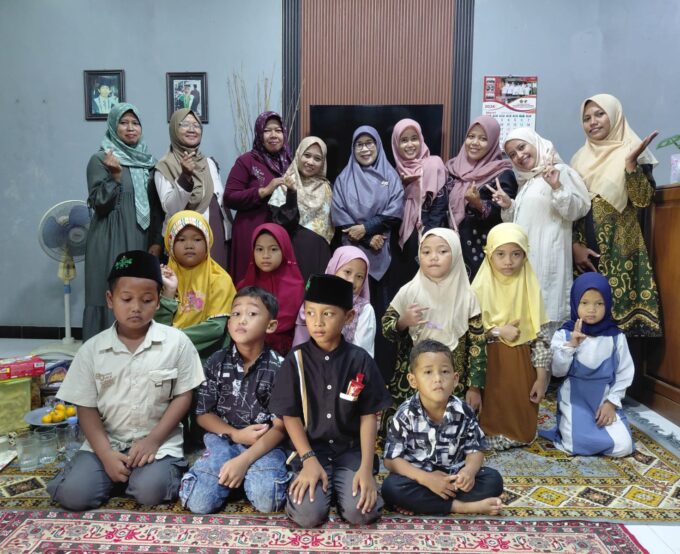 Siswa-Siswi Kelas 1A MIN 3 Bantul Hidupkan Tradisi Silaturahmi Lebaran ke Kediaman Guru