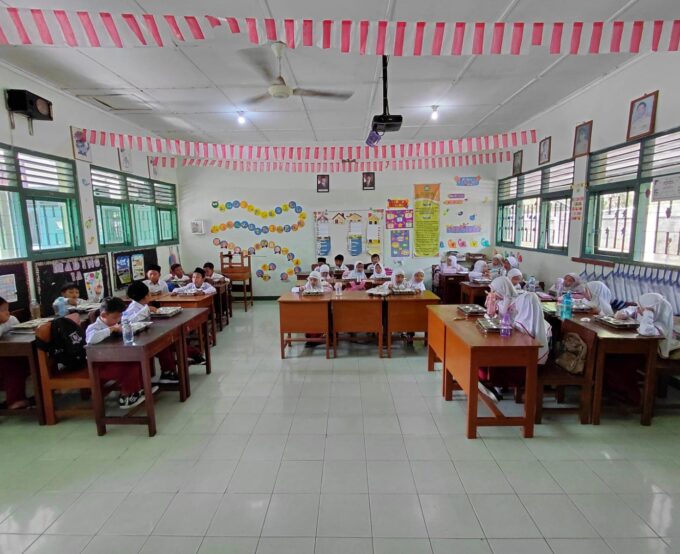 Hari Pertama Sekolah Pasca Lebaran: Menu Ayam Bumbu Kuning Perkuat Gizi Siswa Kejar Prestasi