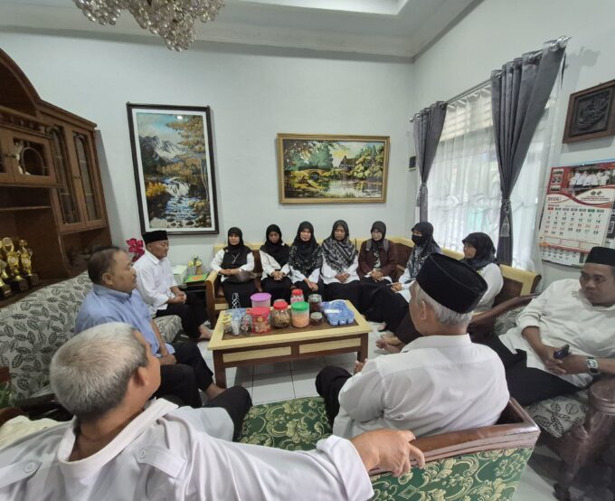 Pererat Tali Silaturahmi, Guru dan Tendik MIN 3 Bantul Kunjungi Kediaman Pengawas Madrasah