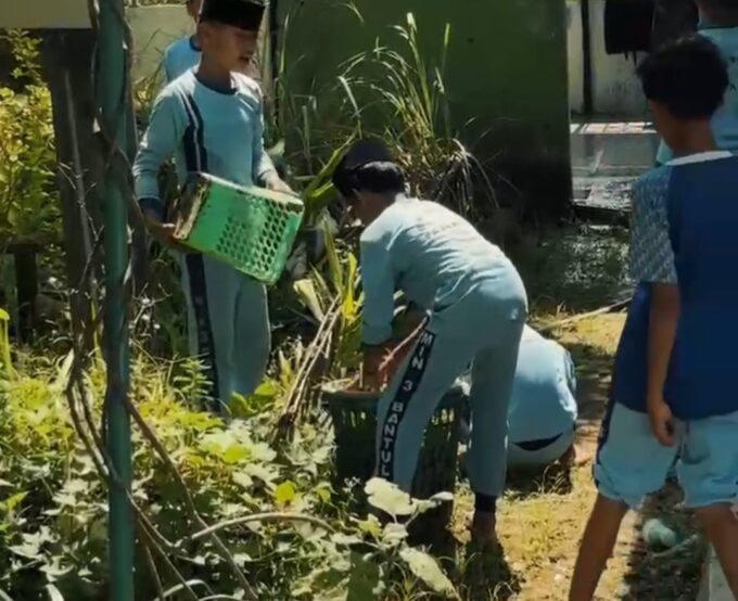 Wujudkan Madrasah Hijau, Siswa Terapkan Ekoteologi Melalui Aksi Rawat Kebun