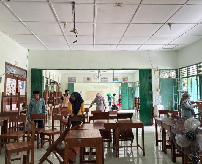 Jelang Libur Lebaran, Guru dan Tendik MIN 1 Bantul Lakukan Aksi Bersih Madrasah dan Pengamanan Aset
