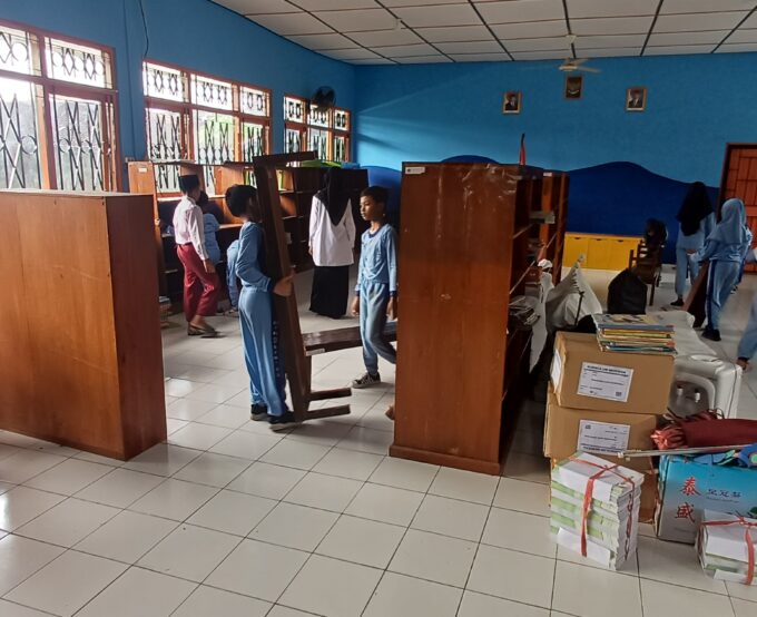 Tingkatkan Budaya Literasi, Siswa MIN 3 Bantul Antusias Tata Perpustakaan Baru