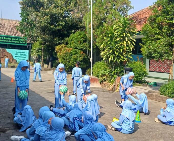 Latih Kerja Sama dan Kecekatan, Siswa MIN 3 Bantul Antusias Ikuti Pelajaran PJOK