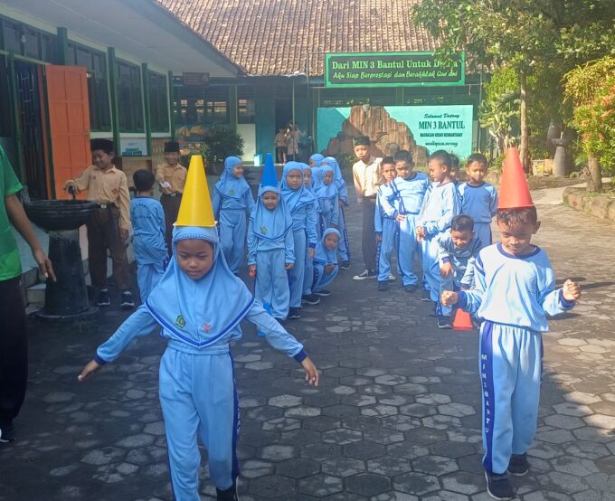 Latih Keseimbangan, Siswa Kelas 1 MIN 3 Bantul Praktik PJOK Gunakan Media Kerucut