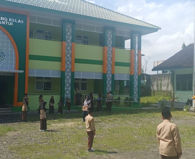 Tingkatkan Kedisiplinan, Siswa MIN 3 Bantul Berlatih Upacara Bersama Polsek Pajangan