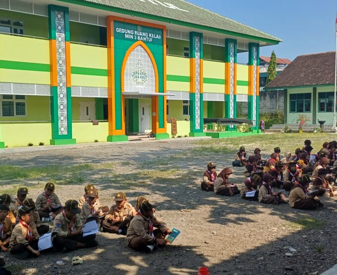 Kobarkan Semangat, Siswa MIN 3 Bantul Kompak Latihan Lagu-Lagu Pramuka