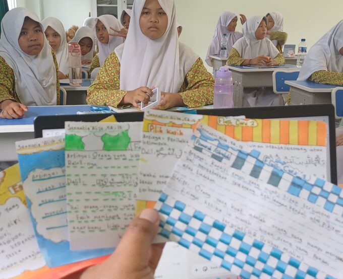 Inovatif! Siswa MIN 3 Bantul Belajar Menghindari Akhlak Tercela Lewat Kreasi Flash Card
