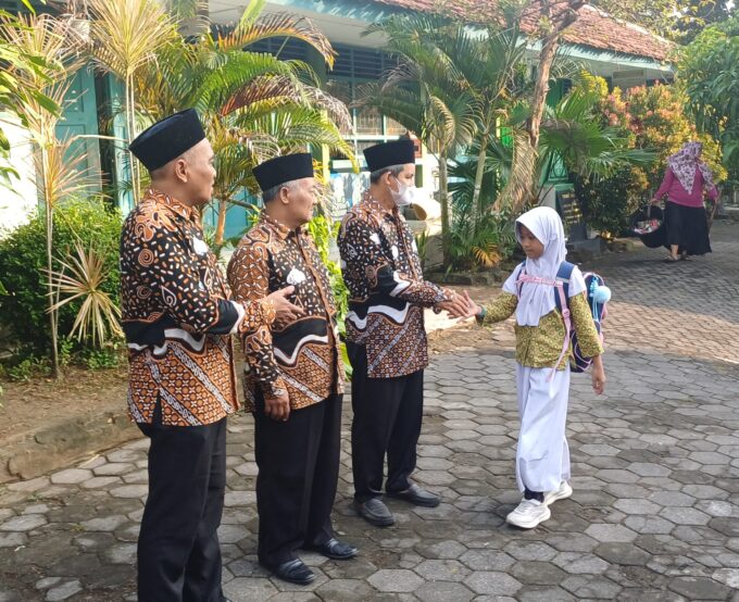 Membangun Karakter Unggul, MIN 3 Bantul Terapkan Budaya 5S dalam Penyambutan Siswa di Pagi Hari